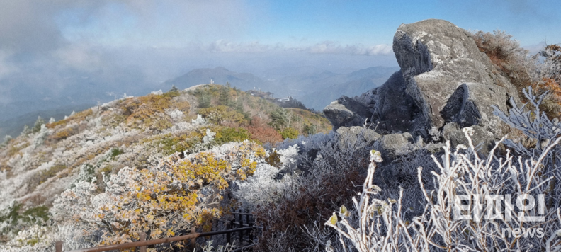 지난 10월 27일 오전 전북 무주 덕유산 향적봉(해발 1,614m) 일대에 올해 첫 상고대가 피어오르며 흰빛 장관을 연출하고 있다. (출처=덕유산국립공원사무소)