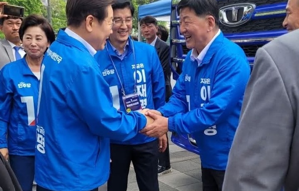 이재명 후보, 송파 유세서 조재희 위원장과 반가운 인사… “이번엔 송파에서도 승리하자”