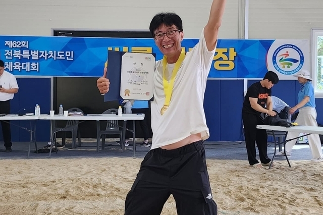 [휴먼스토리] “흙을 일구던 손으로 씨름판 제패...방극완, 도민체전 금메달"