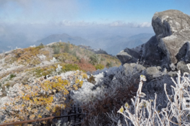 “단풍보다 먼저 핀 겨울"..."덕유산 향적봉 첫 상고대, 영하 2도 장관”