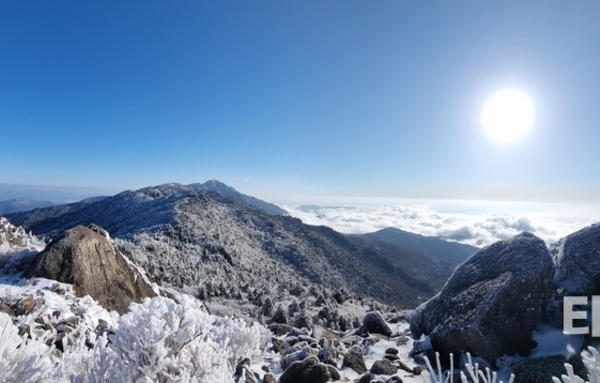 [포토뉴스] 지리산에 내려앉은 봄 설경…운해와 상고대 ‘장관’