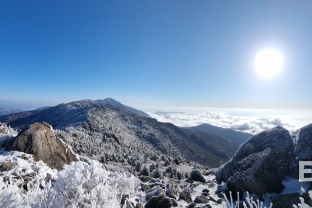 [포토뉴스] 지리산에 내려앉은 봄 설경…운해와 상고대 ‘장관’