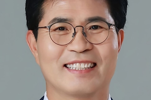 “이재명 정부 성과 전북에 뿌리내리겠다”…이원택 출사표, 안호영은 ‘오락가락 행보’ 논란